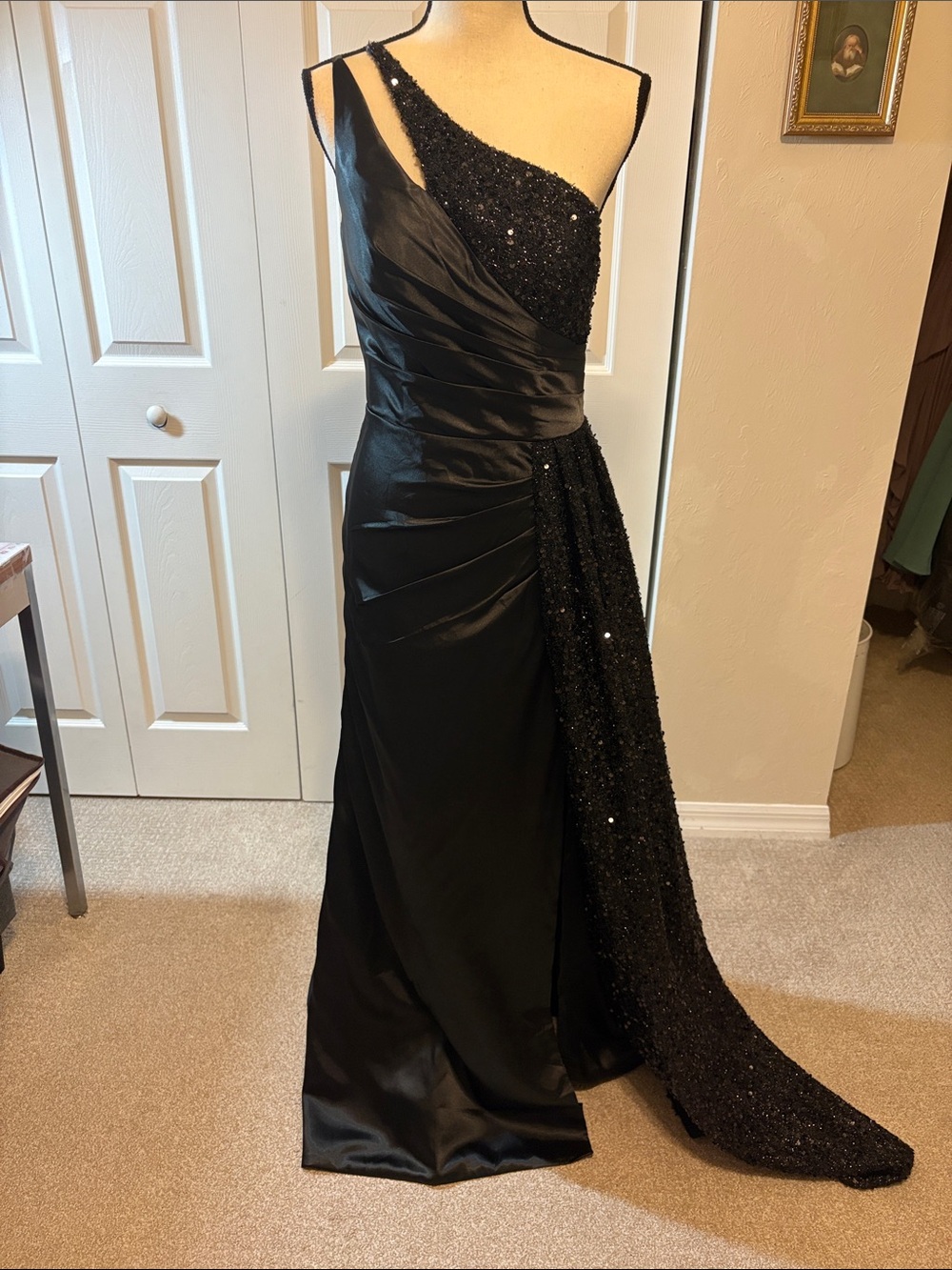 NWOT Stunning Black One-Shoulder Sequined Evening Gown / Formal Dress - Size 8.